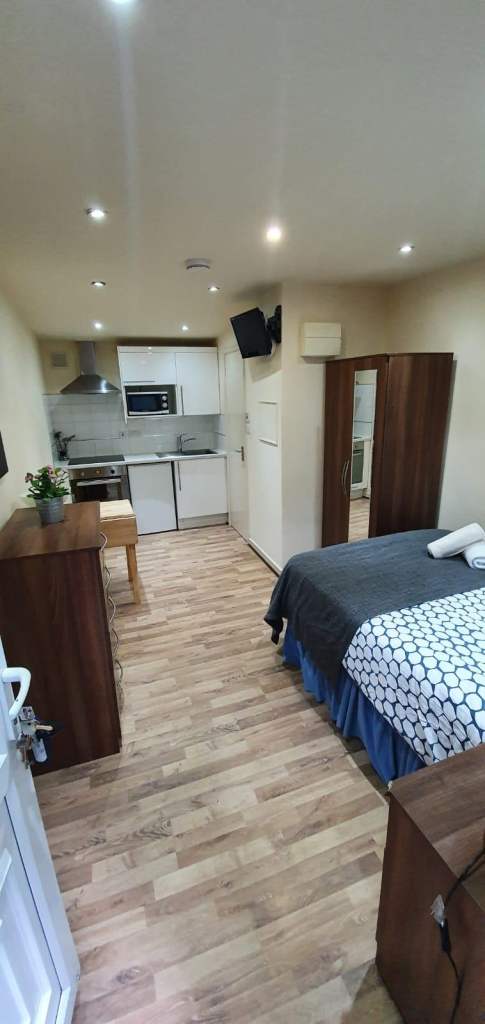 Studio to rent on Chatsworth Road, London