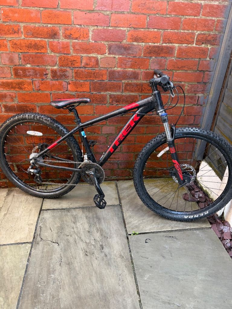 Trek Marlin 7 Mountain Bike 15.5” small frame 27.5” wheels 
