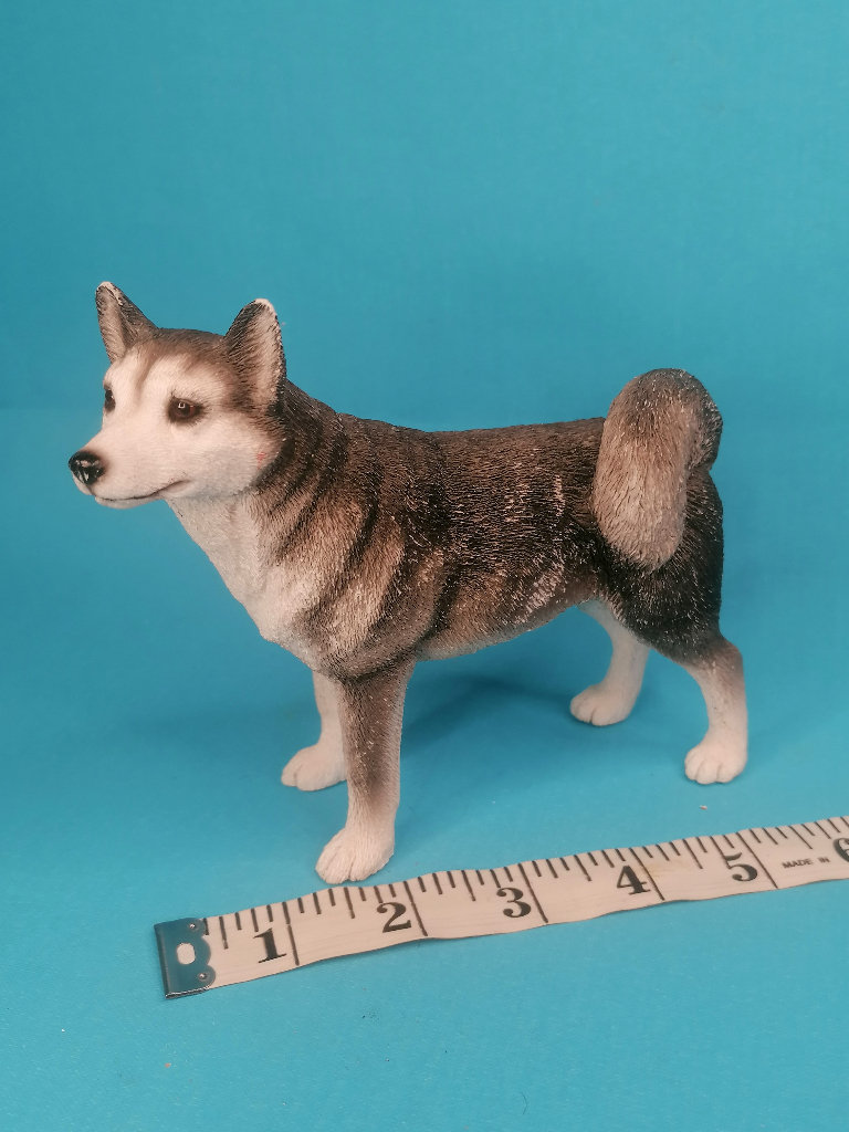 4,8-inch height Husky Standing Dog Ornament/figurine. Collectible.