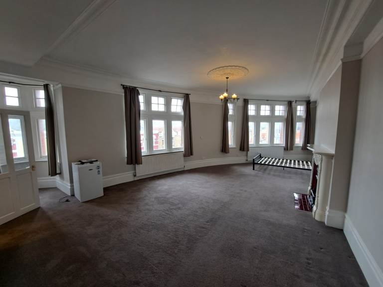 1 bedroom flat in Studio Flat – The Salisbury Hotel, Grand Parade, London N4