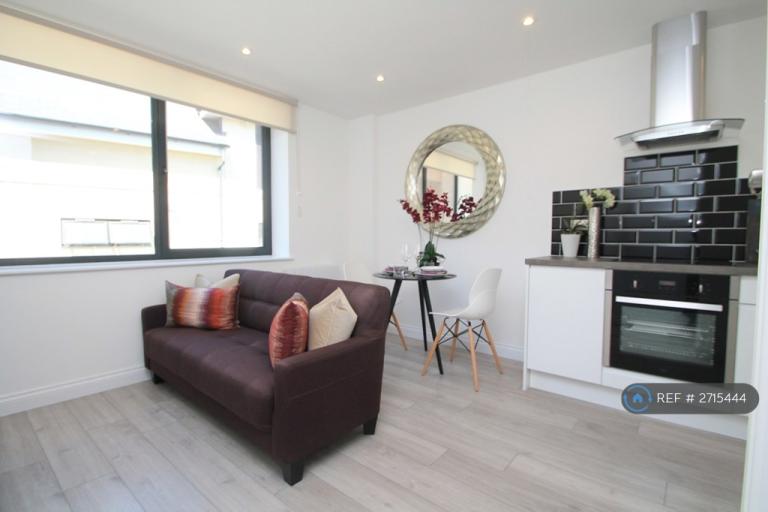 1 bedroom flat in Wing House, Aylesbury, HP20 (1 bed) (#2715444)