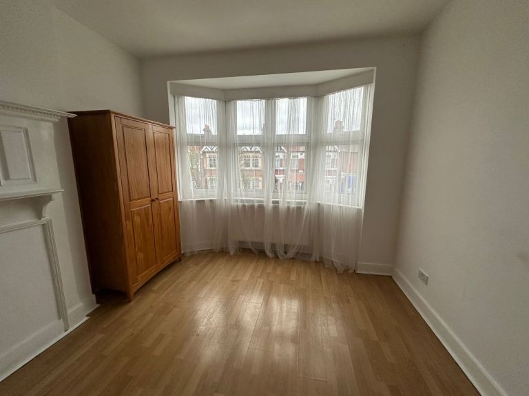 Fantastic Modern two bed flat in the heart of Ealing