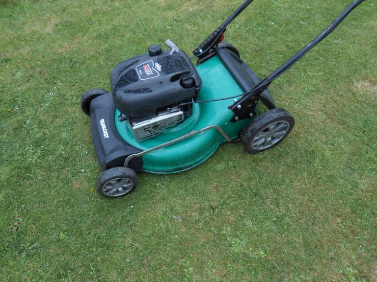 QUALCAST PETROL LAWN MOWER.  BRIGGS AND STRATTON LAWNMOWER.