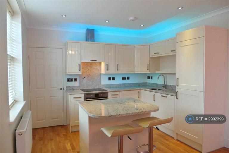 1 bedroom flat in Pipewell Court, Rugby, CV22 (1 bed) (#2992399)