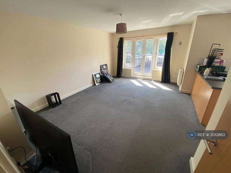 2 bedroom flat in Hednesford, Cannock, WS12 (2 bed) (#3012883)