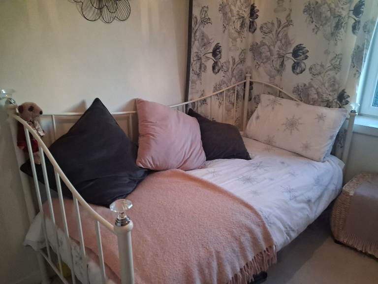  £50.00 Beautiful White day bed with mattress