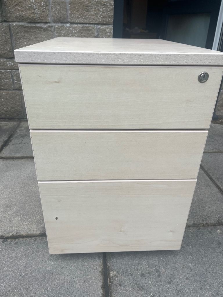 Desk pedestal with 3 drawers on wheels
