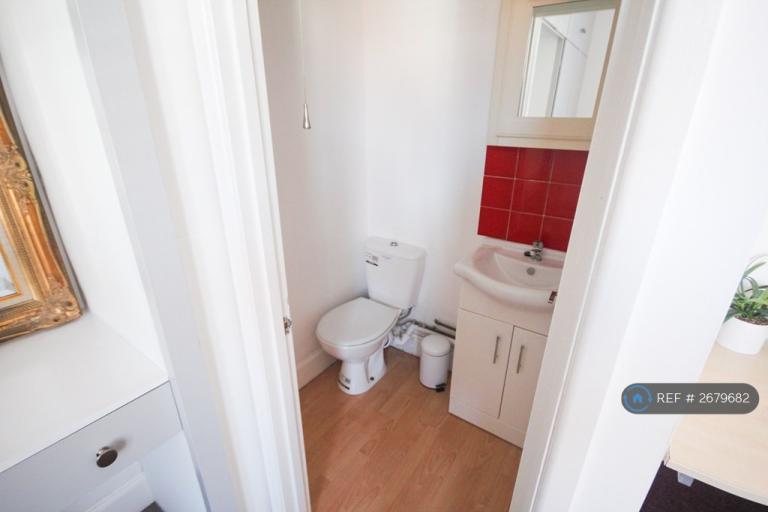 5 bedroom house in Telephone Road, Portsmouth, PO4 (5 bed) (#2679682)