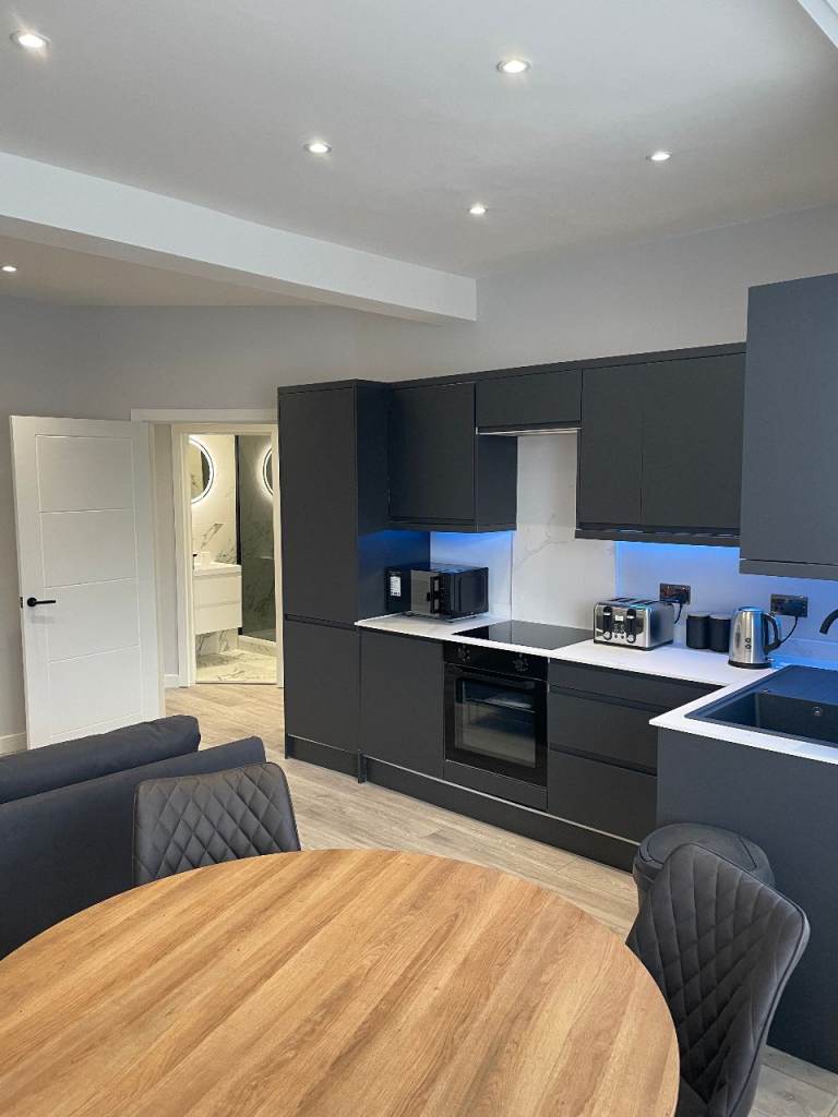 LARGE ONE BEDROOM FLAT - WALKING DISTANCE TO GROVE PARK TRAIN STATION