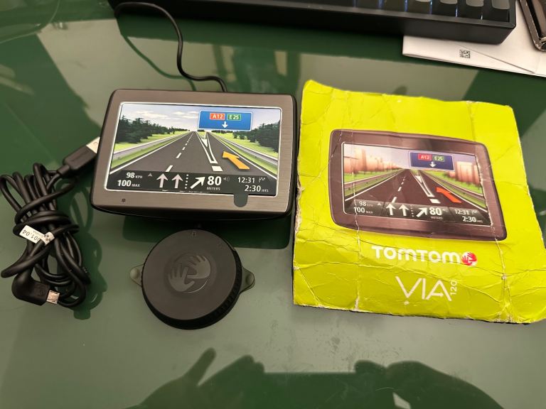 TomTom E4H44 Car GPS system excellent condition 