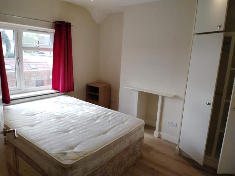 Newly Decorated Double Room In East Acton Available for 1 person- All Bills Included - Zone 2