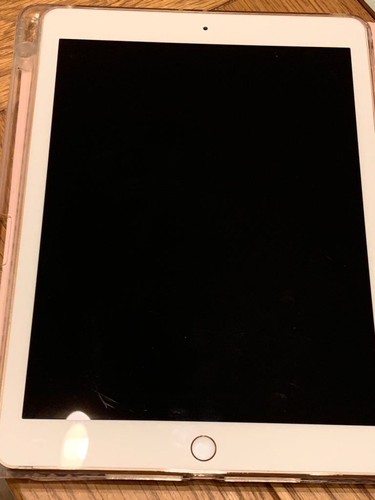 Apple iPad 9.7 6th generation rose gold with case thank you 32GB