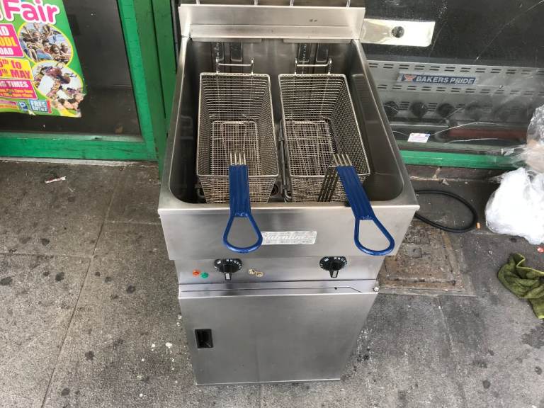 VALENTINE TWIN FASKET FRYER REFURBISHED  CATERING COMMERCIAL KITCHEN FAST FOOD RESTAURANT CAFE KEBAB