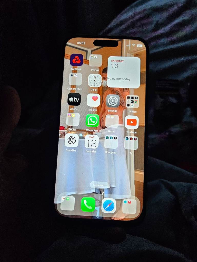 Mobile phome android version looks just like a iphome 17 pm 