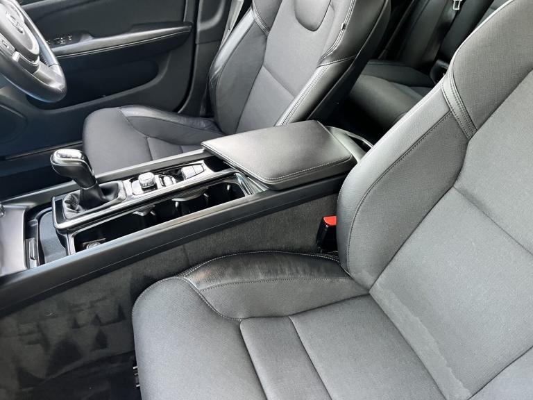 VOLVO V60 2.0 Momentum Plus D3 Silver Manual Diesel 2019