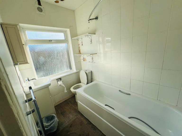 3 bedroom house in Long Drive, Greenford