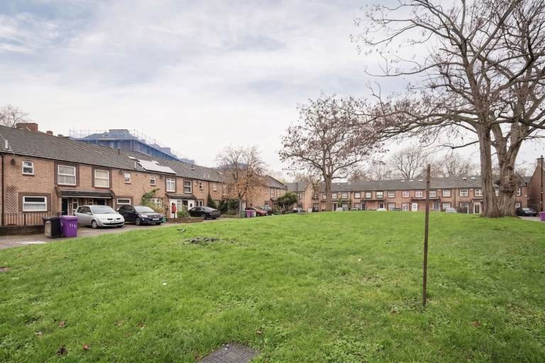 3 Bedroom End of Terrace House with Private Garden & Excellent Transport Links