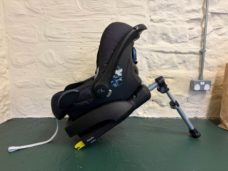 Maxi Cosi Child's Car Seat with ISO fix