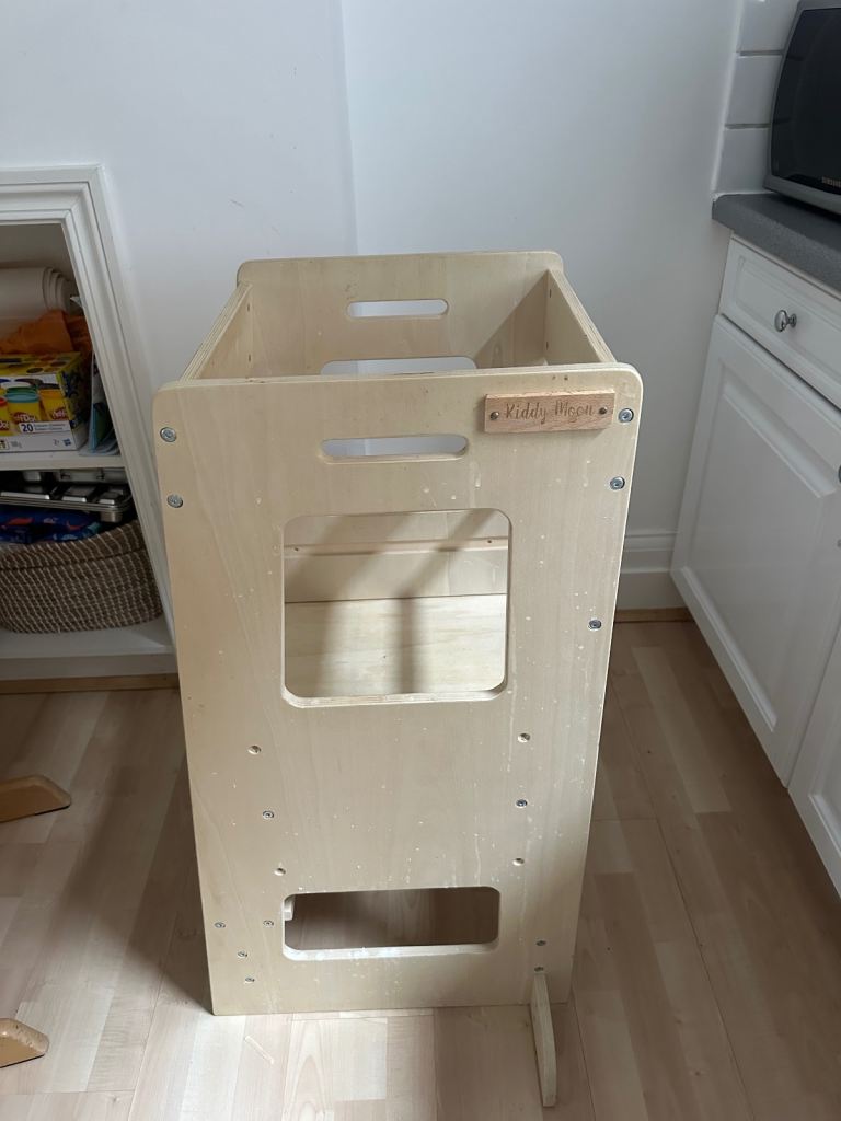 Kids kitchen stand 