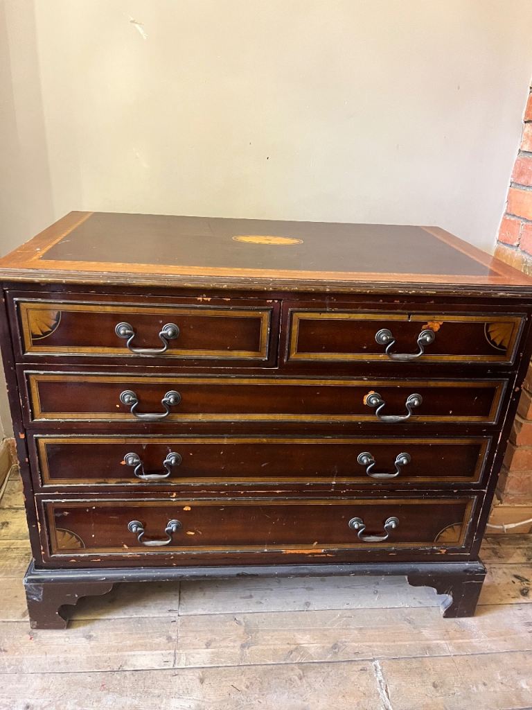 Wooden chest of drawers 