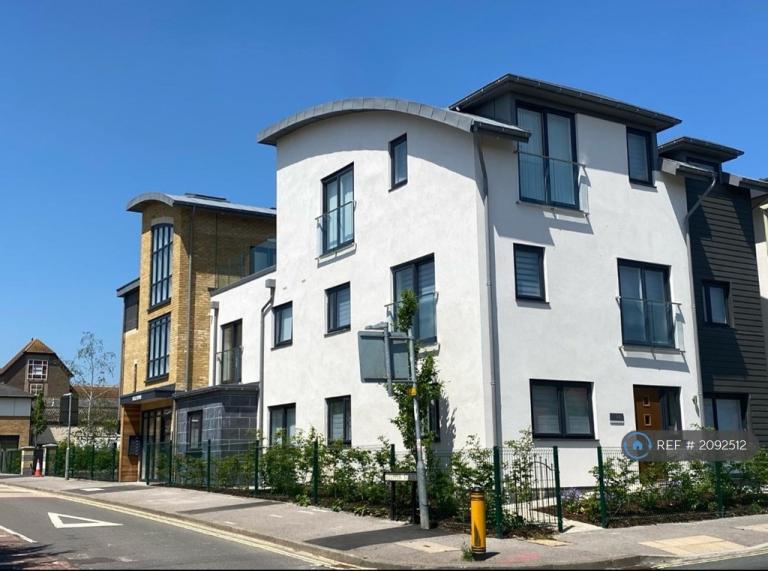 2 bedroom flat in Upper St, Fleet, GU51 (2 bed) (#2092512)