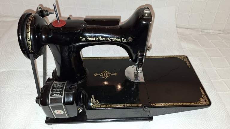 Singer 221K Featherweight Sewing Machine with loads of accessories