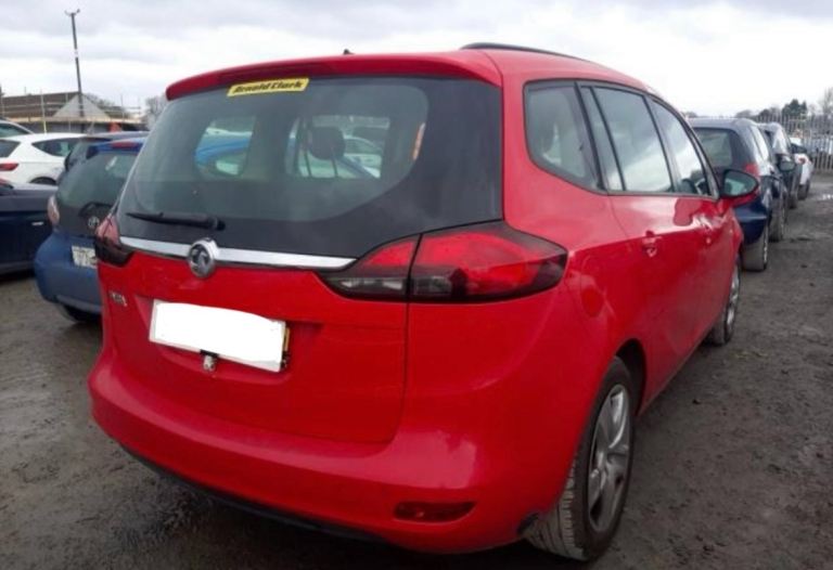 Vauxhall Zafira. C.  Red tailgate.  Breaking spares parts 