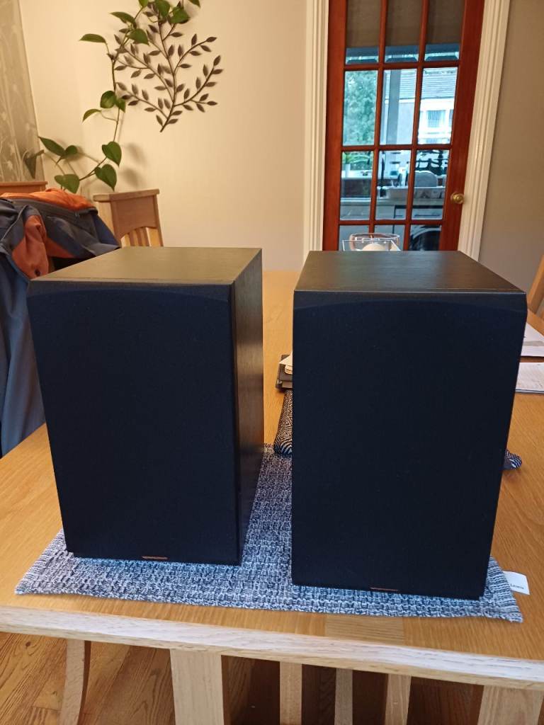 Dynaudio Audience 40 hi fi speakers. Pair of Black Bookshelf Speakers – Good Condition