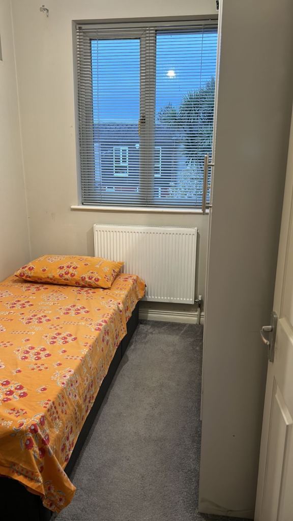 SINGLE BOX ROOM TO RENT £450