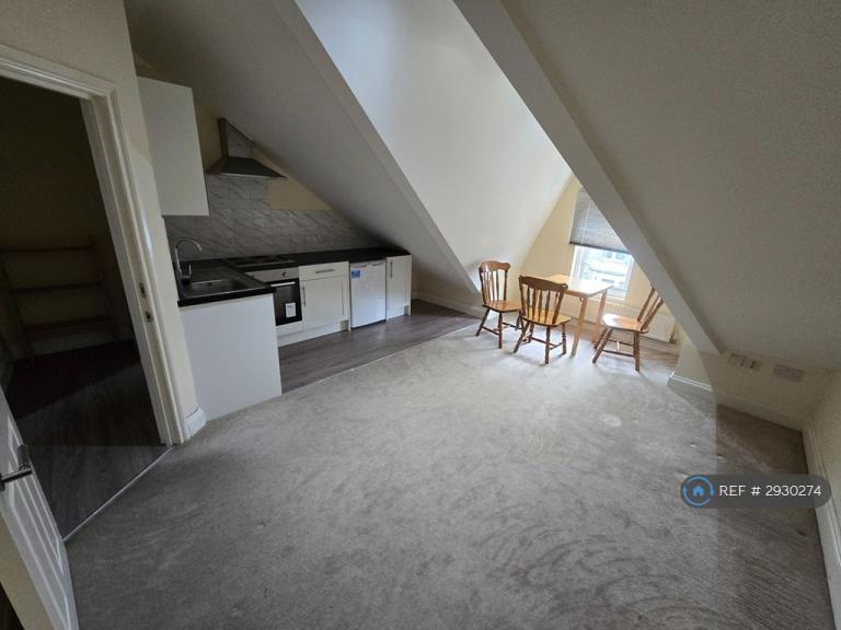 1 bedroom flat in Longley Road, London, SW17 (1 bed) (#2930274)