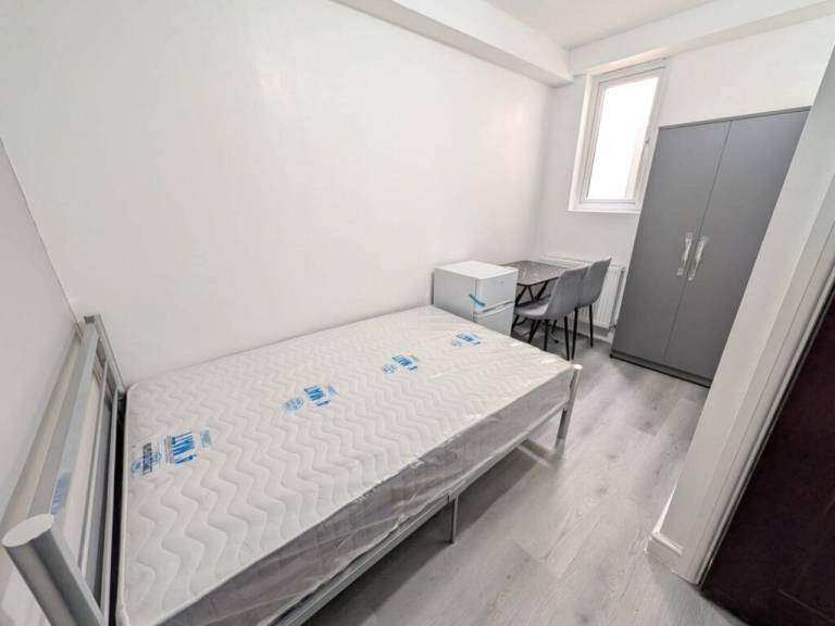 Selection of 2 En-Suite Rooms to Rent in House share - Wakemans Hill Avenue, NW9 0TA