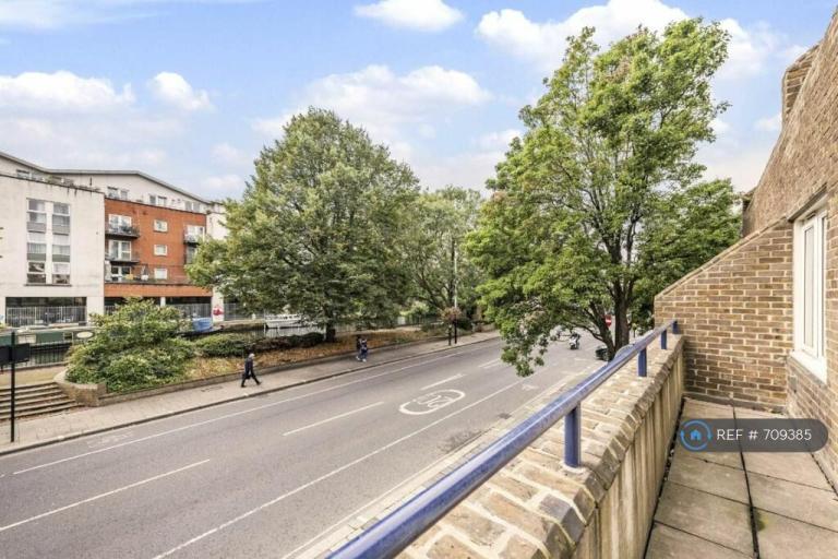 1 bedroom flat in Holly House, London, W10 (1 bed) (#709385)