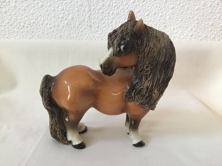 Hand crafted spaghetti main& tail collectable Palomino horse by cheval ceramics