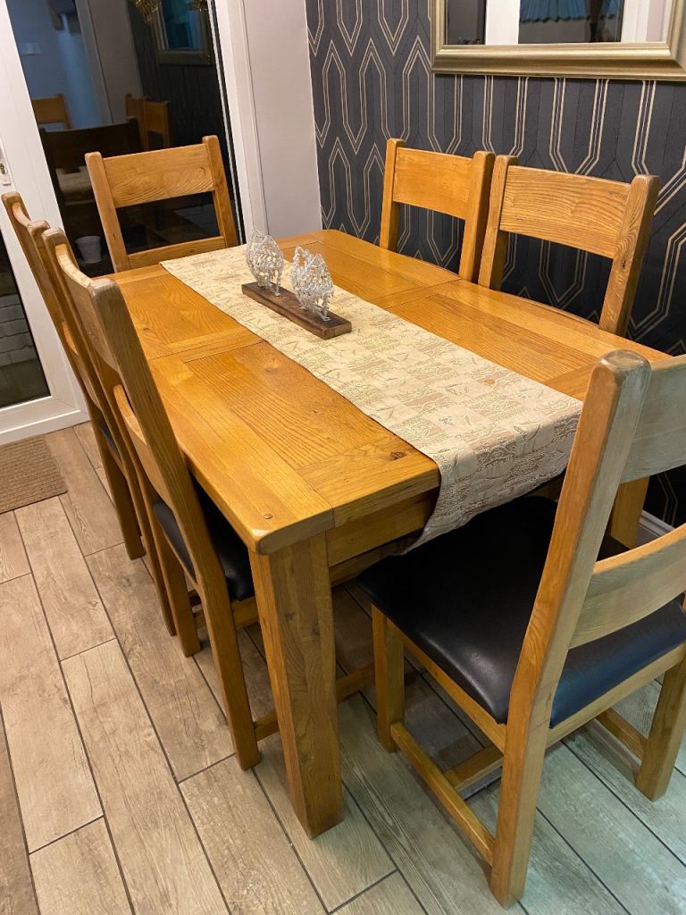 Solid oak dinning room table & chairs 