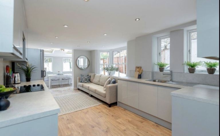 Room for rent (bills included) 10 minute walk to Clapham Common