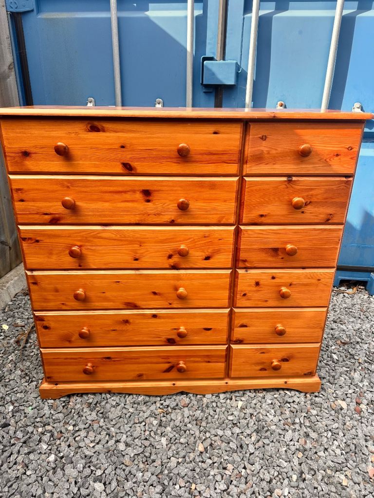 Solid wood Pine Chest of Drawers with 12 Drawers – V-Good Condition can deliver 