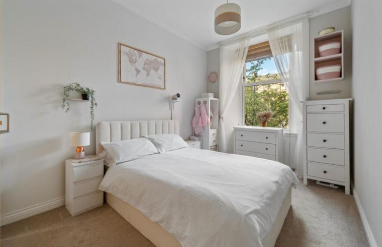 Double ottoman bed 