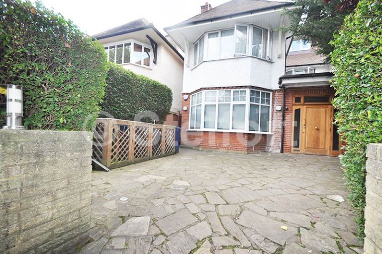 1 bedroom flat in The Ridgeway, London NW11