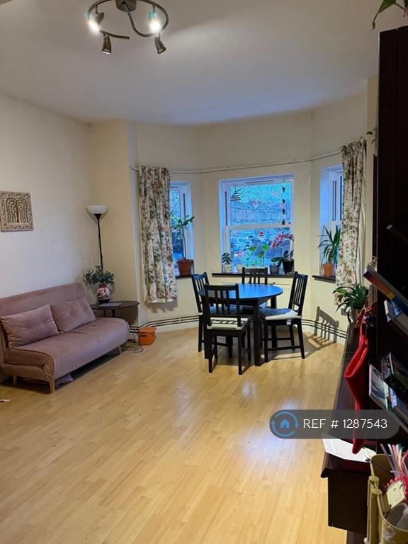 1 bedroom flat in Paget Rise, London, SE18 (1 bed) (#1287543)