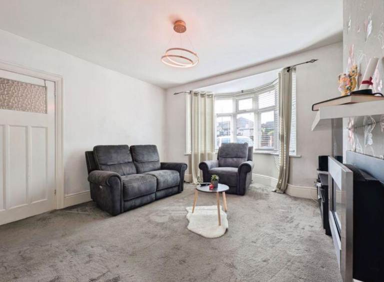 Beautiful 4 bedroom house near bus and 8 min drive to city - Free parking included