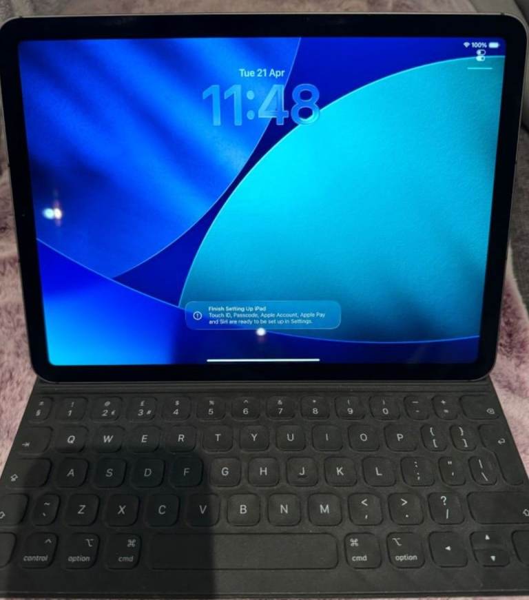 *Unlocked* Apple iPad Air (4th Gen) 10.9” Wi-Fi + Cellular 64GB, keyboard case, IOS 26.4