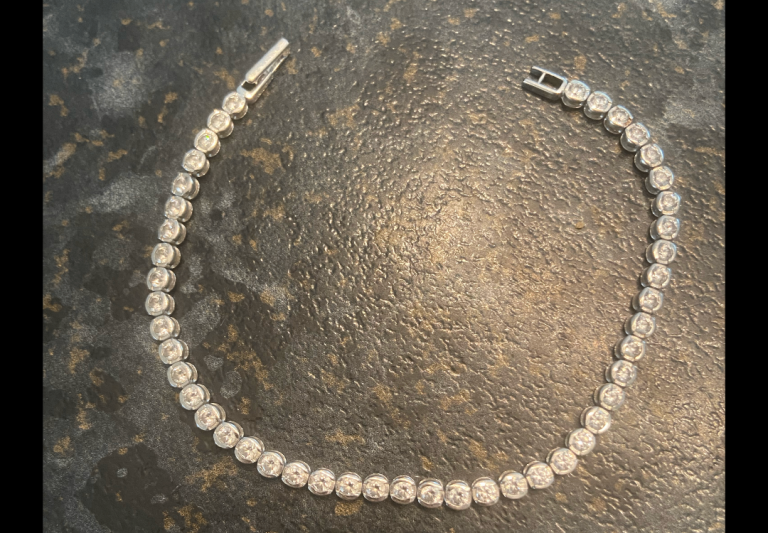 Stunning 9ct White Gold Bracelet. Weight 7.15g length 7” hallmarked. White stones. Coll/del only