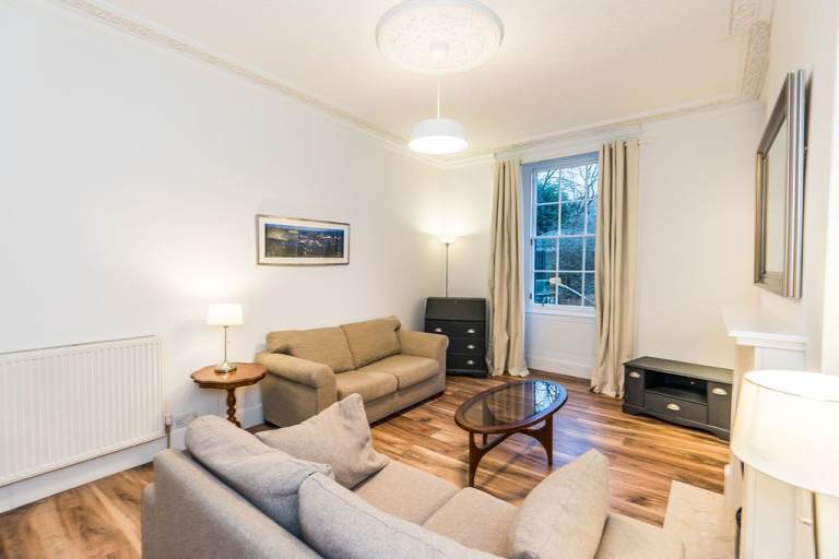 Spacious 2-bedroom first-floor flat with communal garden – furnished