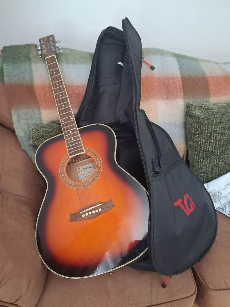Acoustic Guitar with Gig Bag – Great Condition
