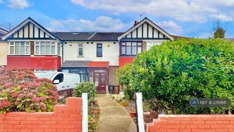 3 bedroom house in Coombewood Drive, Romford, RM6 (3 bed) (#2710941)