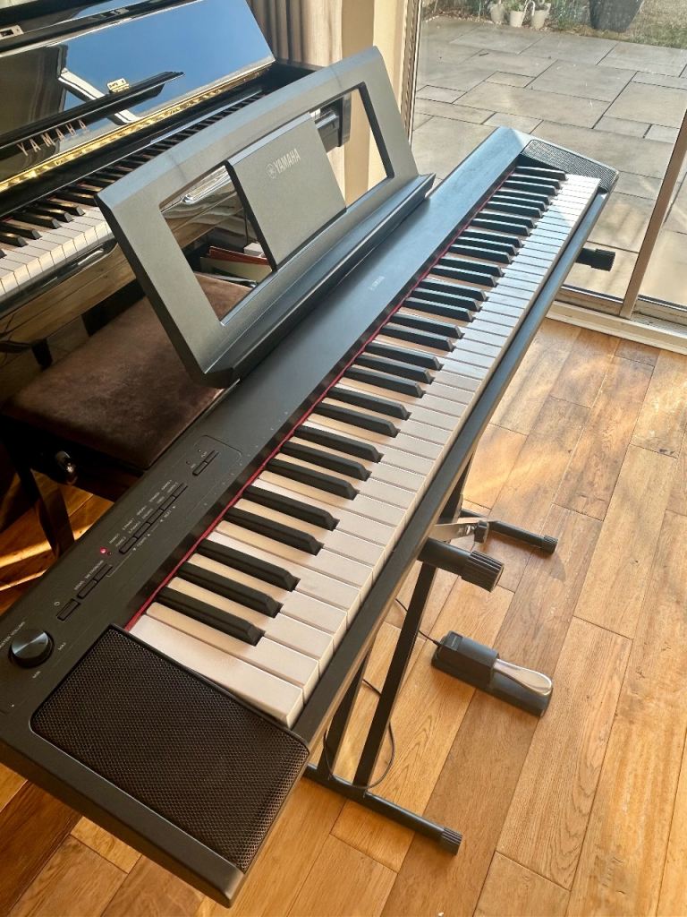 Yamaha piano keyboard Piaggero NP-32