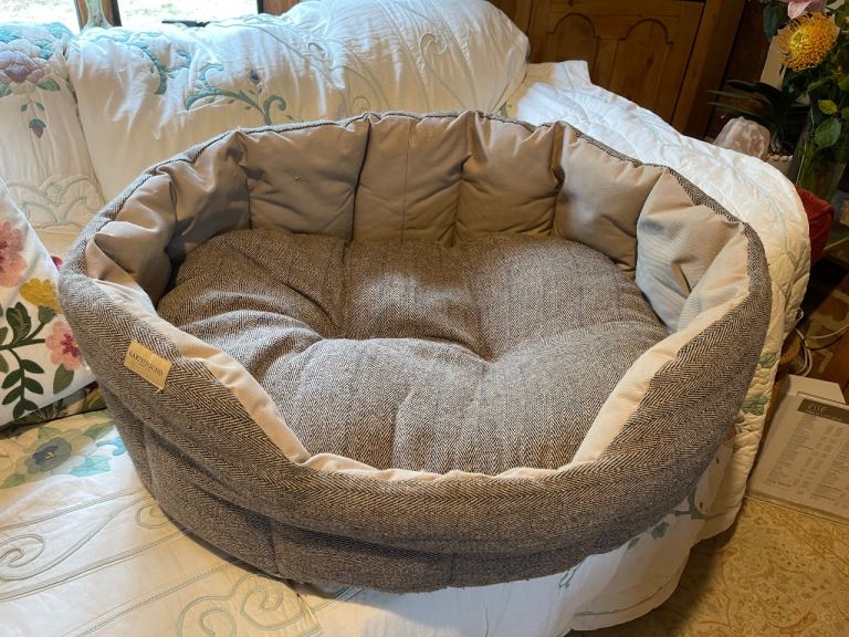 SOLD - no longer for sale :-) - Earthbound Round Medium / Large Tweed brown Dog Bed