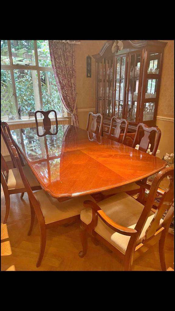 Table and 6 chairs 