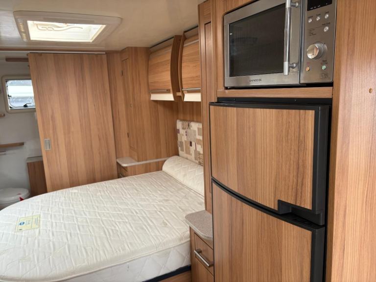  BAILEY UNICORN VIGO - FIXED TRANSVERSE ISLAND BED CARAVAN + MOTORMOVER 