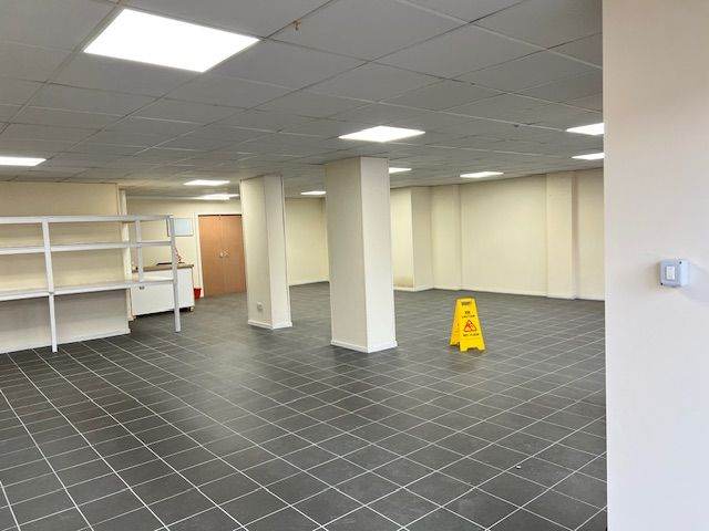 Commercial shop unit for rent - Benarty Square, Ballingry